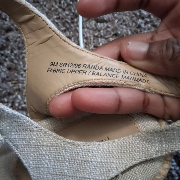 Liz Claiborne Cream Wedge Sandals with Bow - Picture 10 of 11